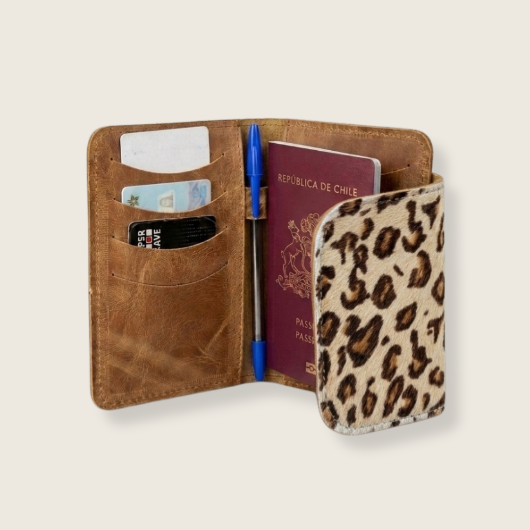 Porta Pasaporte Travesía Print Leo